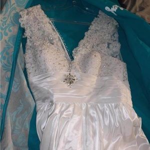 wedding dress comes with the veil and the train for the back of the dress